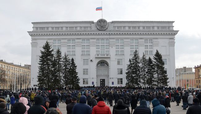 Митинг в память о жертвах пожара в ТЦ Зимняя вишня на площади Советов у здания администрации в Кемерово. 27 марта 2018 Митинг в память о жертвах пожара в ТЦ Зимняя вишня на площади Советов у здания администрации в Кемерово. 27 марта 2018