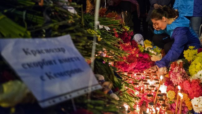 Участники акции в память о погибших при пожаре в торговом центре Зимняя вишня. Архивное фото Участники акции в память о погибших при пожаре в торговом центре Зимняя вишня. Архивное фото