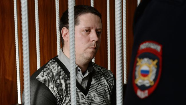 Охранник торгового центра Зимняя вишня Сергей Антюшин в Заводском районном суде в Кемерово. Архивное фото Охранник торгового центра Зимняя вишня Сергей Антюшин в Заводском районном суде в Кемерово. Архивное фото