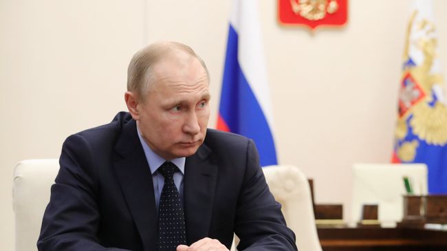 Президент РФ Владимир Путин во время встречи с министром здравоохранения РФ Вероникой Скворцовой и председателем Следственного комитета РФ Александром Бастрыкиным. 28 марта 2018 Президент РФ Владимир Путин во время встречи с министром здравоохранения РФ Вероникой Скворцовой и председателем Следственного комитета РФ Александром Бастрыкиным. 28 марта 2018
