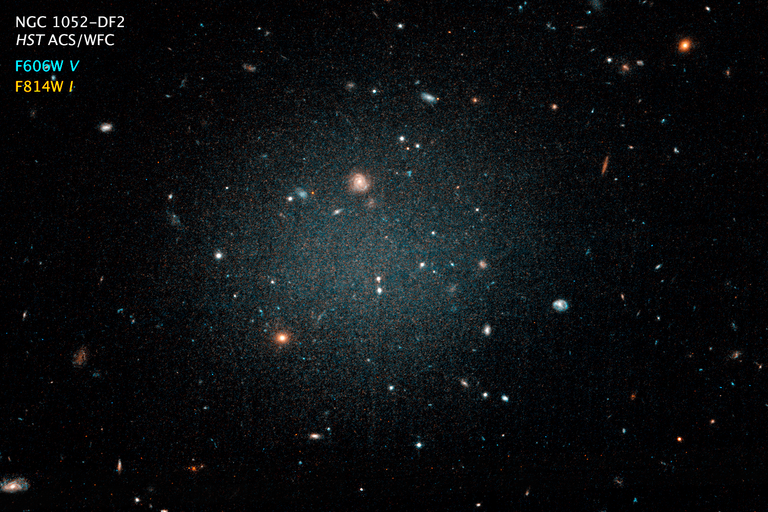 Галактика NGC 1052-DF2 в созвездии Кита, где нет темной материи Галактика NGC 1052-DF2 в созвездии Кита, где нет темной материи