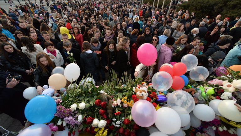 Акция на центральной площади во Владивостоке в память о погибших в ТЦ Зимняя вишня в Кемерово Акция на центральной площади во Владивостоке в память о погибших в ТЦ Зимняя вишня в Кемерово