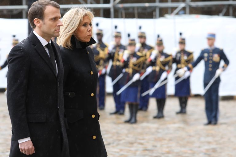 Президент Франции Эммануэль Макрон и его жена Брижит на церемонии прощания с подполковником жандармерии Арно Бельтрамом в Париже. 28 марта 2018 года Президент Франции Эммануэль Макрон и его жена Брижит на церемонии прощания с подполковником жандармерии Арно Бельтрамом в Париже. 28 марта 2018 года