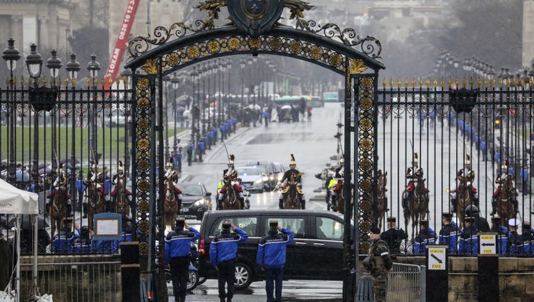 Солдаты Республиканской гвардии Франции сопровождают катафалк с телом подполковника жандармерии Арно Бельтрама к Дому Инвалидов в Париже. 28 марта 2018