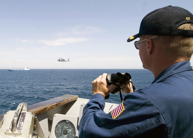 Сотрудник военно-морской службы США наблюдает за судном Фаина Сотрудник военно-морской службы США наблюдает за судном Фаина