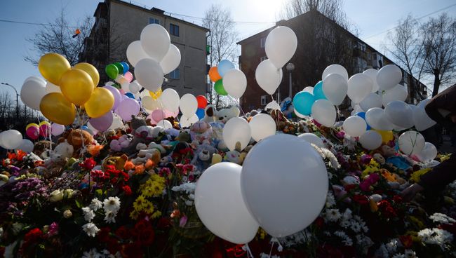 Цветы и воздушные шары в память о жертвах пожара в торгово-развлекательном центре Зимняя вишня в Кемерово. Архивное фото Цветы и воздушные шары в память о жертвах пожара в торгово-развлекательном центре Зимняя вишня в Кемерово. Архивное фото