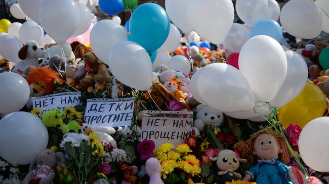 Цветы и воздушные шары в память о жертвах пожара в торгово-развлекательном центре Зимняя вишня в Кемерово. 29 марта 2018