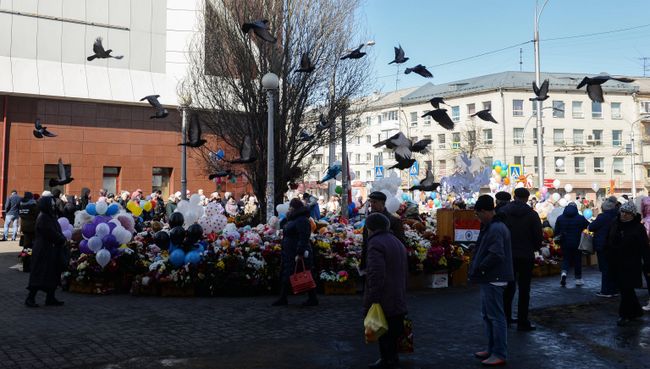 Мемориал из цветов и воздушных шаров в память о жертвах пожара в торгово-развлекательном центре Зимняя вишня в Кемерово. 29 марта 2018 Мемориал из цветов и воздушных шаров в память о жертвах пожара в торгово-развлекательном центре Зимняя вишня в Кемерово. 29 марта 2018