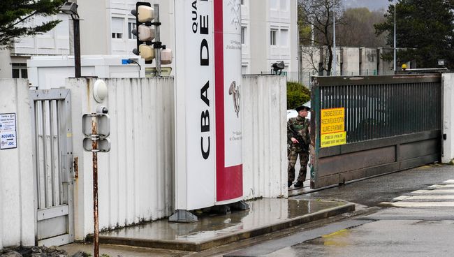 Военные казармы в коммуне Варс-Аллер-э-Риссе недалеко от места, где водитель попытался сбить группу военнослужащих, вышедших на утреннюю пробежку. 29 марта 2018 Военные казармы в коммуне Варс-Аллер-э-Риссе недалеко от места, где водитель попытался сбить группу военнослужащих, вышедших на утреннюю пробежку. 29 марта 2018