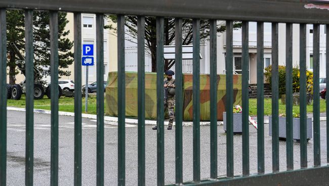 Военный на территории военной части в коммуне Варс-Альер-э-Риссе. 29 марта 2018 Военный на территории военной части в коммуне Варс-Альер-э-Риссе. 29 марта 2018