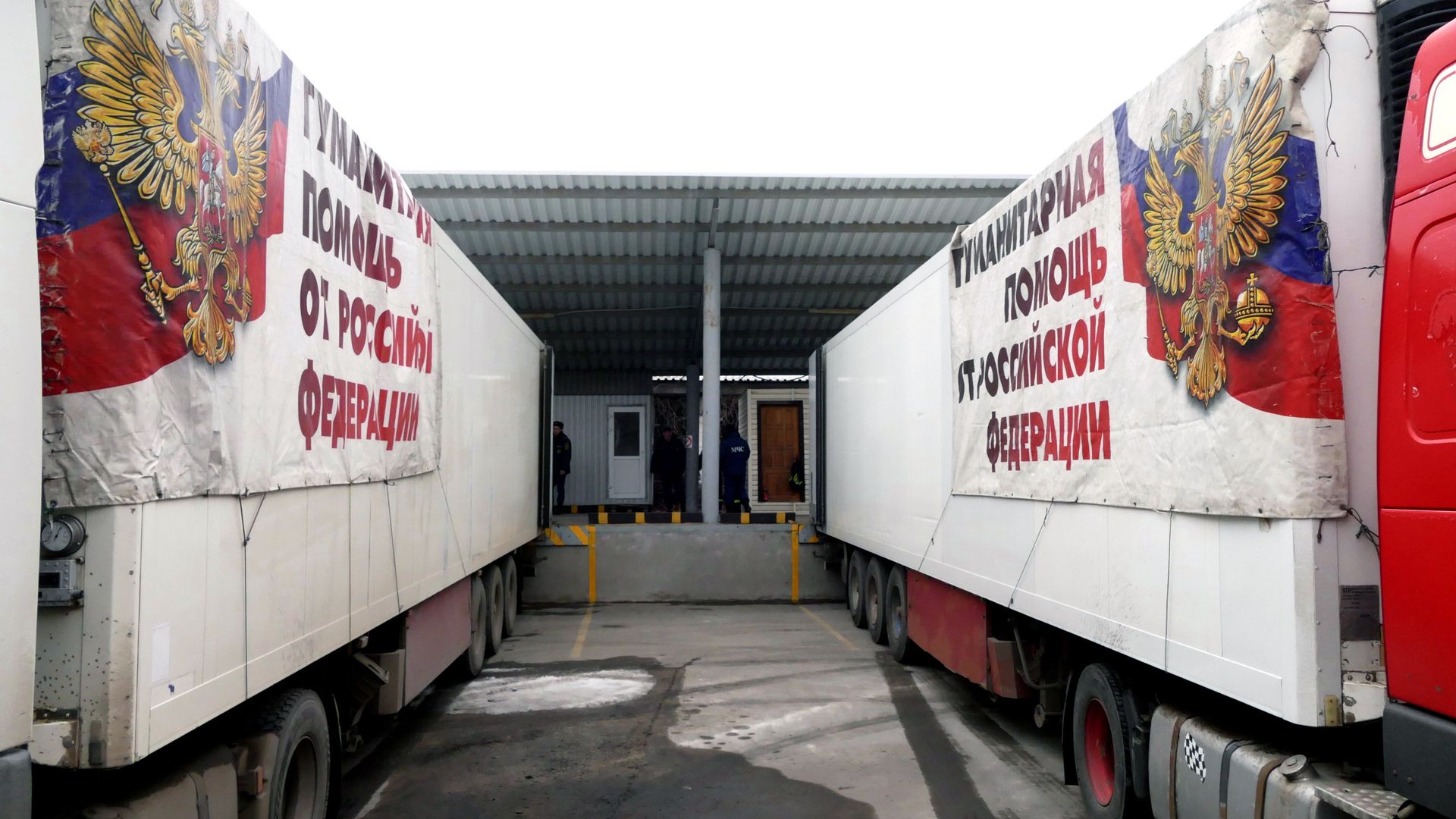 Автомобили МЧС России с гуманитарной помощью в Донецке Автомобили МЧС России с гуманитарной помощью в Донецке - РИА Новости, 1920, 29.10.2020