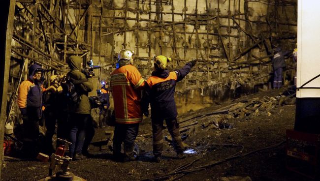 Сотрудники МЧС в помещении ТЦ Зимняя вишня в Кемерово