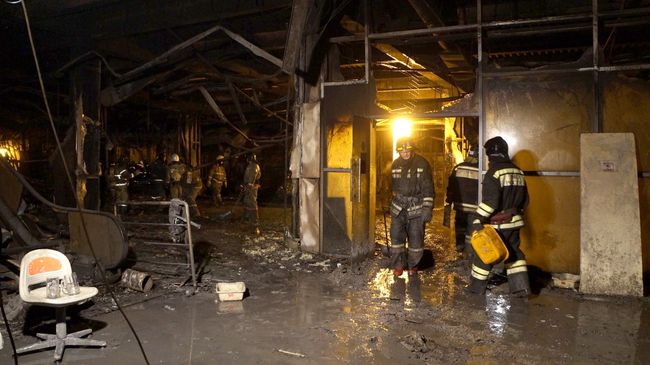 Пожарные в помещении ТЦ Зимняя вишня в Кемерово Пожарные в помещении ТЦ Зимняя вишня в Кемерово