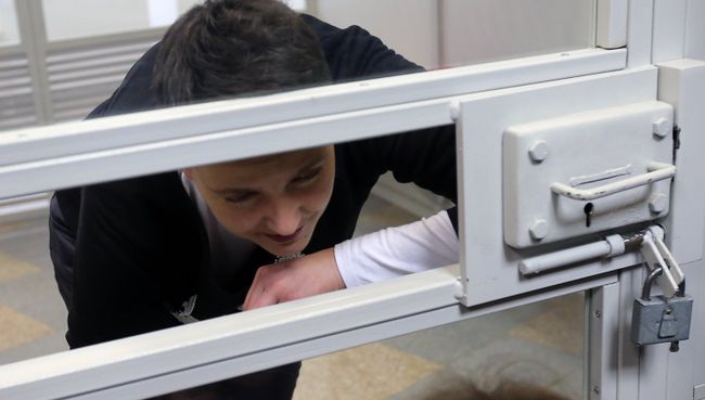 Депутат Верховной рады Украины Надежда Савченко во время заседания суда. Архивное фото Депутат Верховной рады Украины Надежда Савченко во время заседания суда. Архивное фото