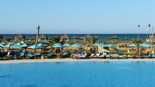 Пляж отеля Sensimar Palm Beach Palace Djerba на острове Джерба в Тунисе.