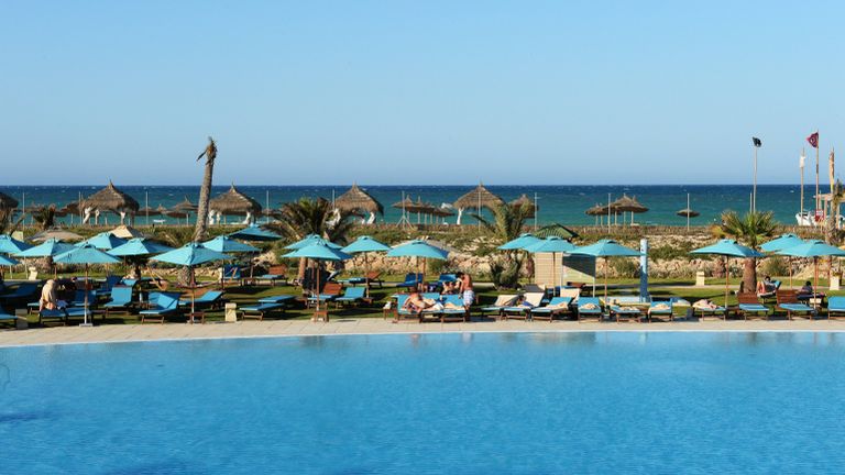 Пляж отеля Sensimar Palm Beach Palace Djerba на острове Джерба в Тунисе.