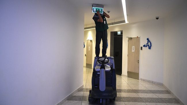 Установка дополнительного эвакуационного указателя в ТЦ Ривьера. Архивное фото Установка дополнительного эвакуационного указателя в ТЦ Ривьера. Архивное фото