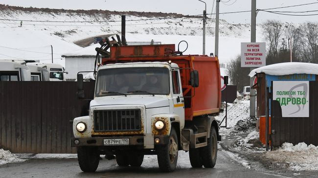 Машина выезжает с территории полигона твердых бытовых отходов Ядрово в Московской области