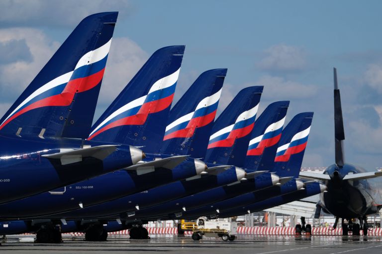 Sukhoi Superjet 100 на стоянке самолетов в аэропорту Шереметьево в Москве Sukhoi Superjet 100 на стоянке самолетов в аэропорту Шереметьево в Москве