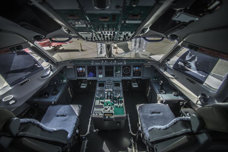 Кабина пилотов российского пассажирского самолета Sukhoi Superjet 100 на международной авиационно-космической выставке Dubai Airshow-2015 Кабина пилотов российского пассажирского самолета Sukhoi Superjet 100 на международной авиационно-космической выставке Dubai Airshow-2015