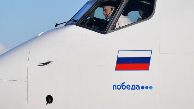 Пилот в кабинее самолета авиакомпании «Победа» в аэропорту Внуково Пилот в кабинее самолета авиакомпании «Победа» в аэропорту Внуково