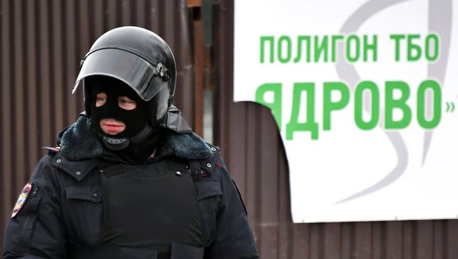 Сотрудник полиции у въезда на территорию полигона твердых бытовых отходов Ядрово. Архивное фото Сотрудник полиции у въезда на территорию полигона твердых бытовых отходов Ядрово. Архивное фото