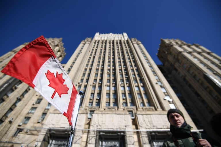 Флаг Канады на автомобиле посольства у здания министерства иностранных дел РФ. 30 марта 2018