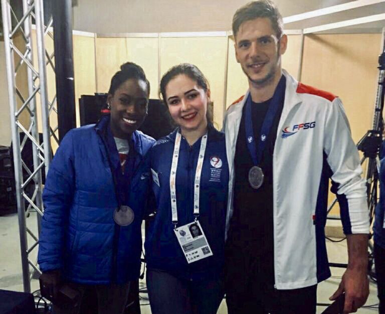 Аня Рыжевская с бронзовыми призерами чемпионата мира в парном катании Ванессой Джеймс и Морганом Сипре