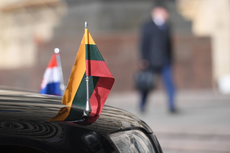 Автомобили посольств Литвы и Хорватии в РФ у здания министерства иностранных дел РФ. 30 марта 2018
