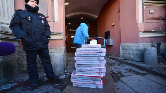 Курьер с пиццей у здания генерального консульства США в Санкт-Петербурге. 30 марта 2018 Курьер с пиццей у здания генерального консульства США в Санкт-Петербурге. 30 марта 2018