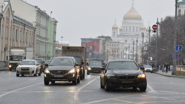 Автомобили на улице в Москве. Архивное фото Автомобили на улице в Москве. Архивное фото