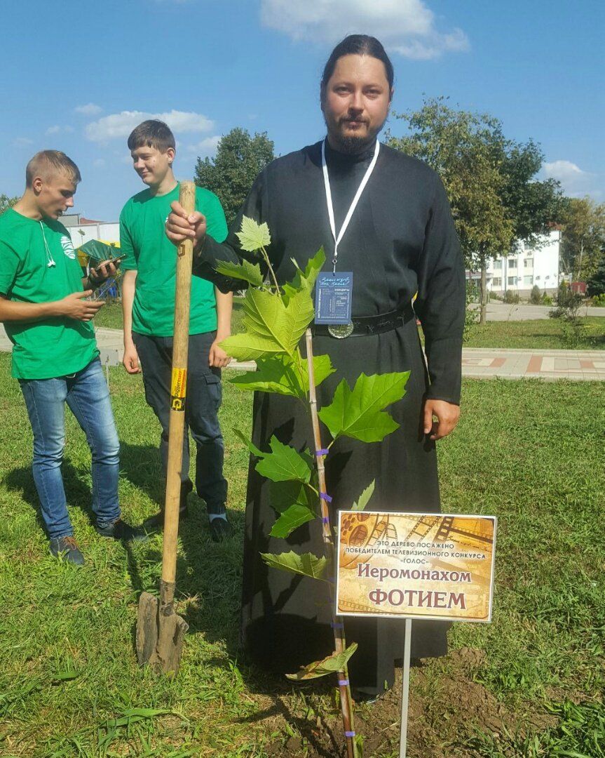 Иеромонах Фотий во время посадки дерева Иеромонах Фотий во время посадки дерева - РИА Новости, 1920, 14.02.2025
