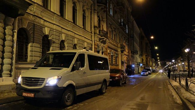 Американские дипломаты покинули здание генконсульства в Петербурге. 01.04.18 Американские дипломаты покинули здание генконсульства в Петербурге. 01.04.18