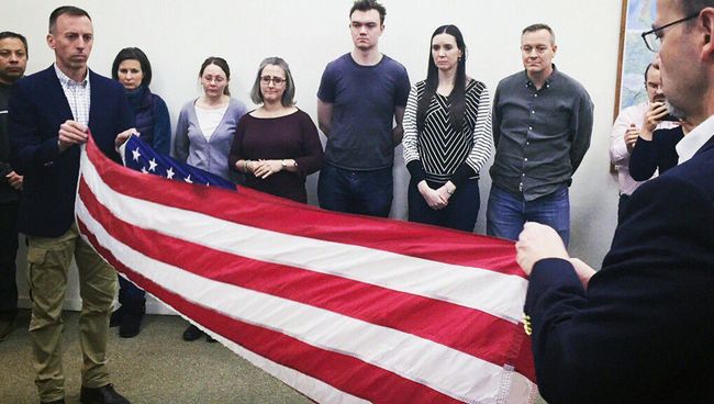 Заместитель главы миссии США в РФ Энтони Годфри и генконсул США в Санкт-Петербурге Томас Лири складывают флаг США на Фурштатской улице в Санкт-Петербурге. 1 апреля 2018. Архивное фото Заместитель главы миссии США в РФ Энтони Годфри и генконсул США в Санкт-Петербурге Томас Лири складывают флаг США на Фурштатской улице в Санкт-Петербурге. 1 апреля 2018. Архивное фото