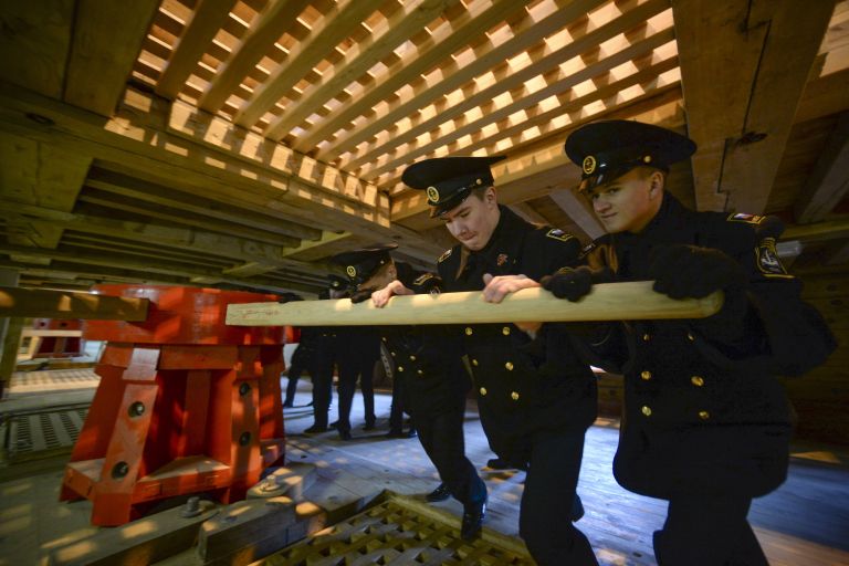 Курсанты во время экскурсии на строительстве копии линейного корабля Полтава на верфи в Санкт-Петербурге. Оригинальный корабль Полтава был построен при непосредственном участии Петра I в 1712 году Курсанты во время экскурсии на строительстве копии линейного корабля Полтава на верфи в Санкт-Петербурге. Оригинальный корабль Полтава был построен при непосредственном участии Петра I в 1712 году