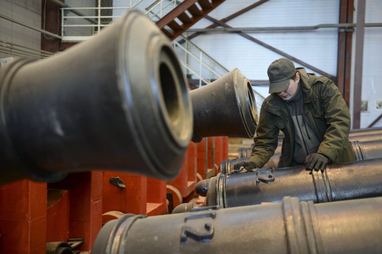 На строительстве копии линейного корабля Балтийского флота Полтава на верфи в Санкт-Петербурге. Оригинальный корабль Полтава был построен при непосредственном участии Петра I в 1712 году На строительстве копии линейного корабля Балтийского флота Полтава на верфи в Санкт-Петербурге. Оригинальный корабль Полтава был построен при непосредственном участии Петра I в 1712 году