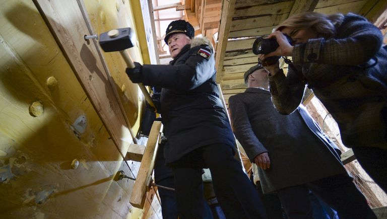 Главнокомандующий Военно-морским флотом РФ адмирал Владимир Королев забивает гвоздь на церемонии установки последней доски наружной обшивки на строящуюся копию линейного корабля Полтава на верфи в Санкт-Петербурге Главнокомандующий Военно-морским флотом РФ адмирал Владимир Королев забивает гвоздь на церемонии установки последней доски наружной обшивки на строящуюся копию линейного корабля Полтава на верфи в Санкт-Петербурге