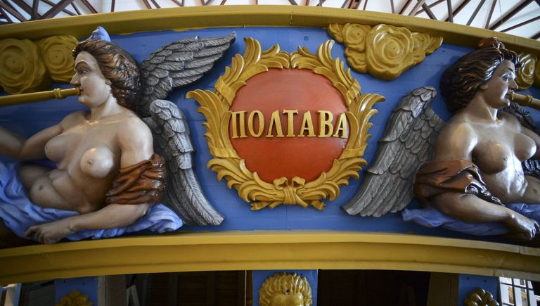 Барельеф копии линейного корабля Балтийского флота Полтава, строящегося на верфи в Санкт-Петербурге Барельеф копии линейного корабля Балтийского флота Полтава, строящегося на верфи в Санкт-Петербурге