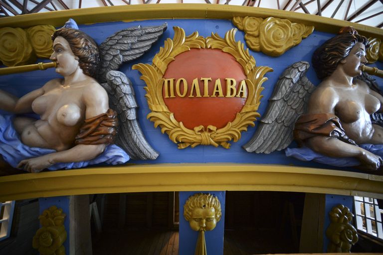 Барельеф копии линейного корабля Балтийского флота Полтава, строящегося на верфи в Санкт-Петербурге Барельеф копии линейного корабля Балтийского флота Полтава, строящегося на верфи в Санкт-Петербурге