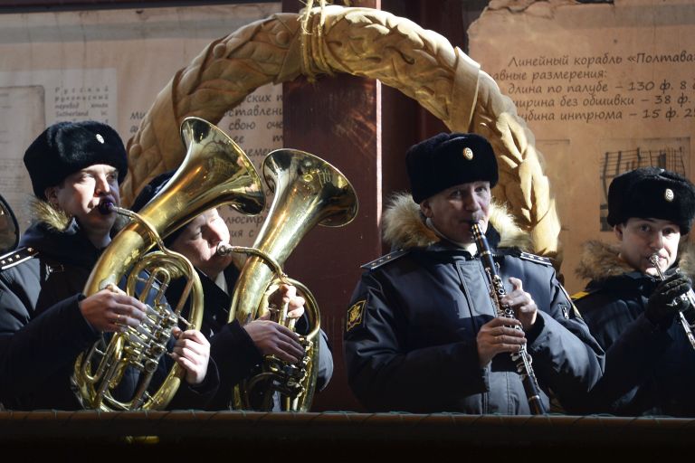 Музыканты духового оркестра выступают во время церемонии установки последней доски наружной обшивки на строящуюся копию линейного корабля Полтава на верфи в Санкт-Петербурге Музыканты духового оркестра выступают во время церемонии установки последней доски наружной обшивки на строящуюся копию линейного корабля Полтава на верфи в Санкт-Петербурге