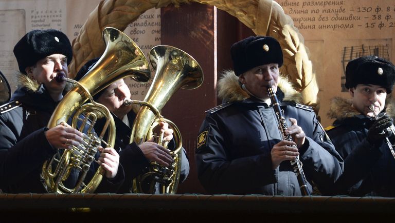 Музыканты духового оркестра выступают во время церемонии установки последней доски наружной обшивки на строящуюся копию линейного корабля Полтава на верфи в Санкт-Петербурге Музыканты духового оркестра выступают во время церемонии установки последней доски наружной обшивки на строящуюся копию линейного корабля Полтава на верфи в Санкт-Петербурге