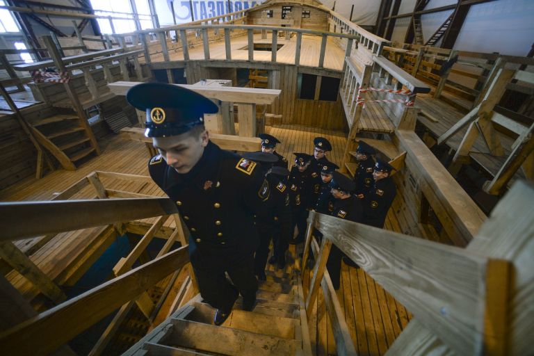 Курсанты во время экскурсии на строительстве копии линейного корабля Полтава на верфи в Санкт-Петербурге Курсанты во время экскурсии на строительстве копии линейного корабля Полтава на верфи в Санкт-Петербурге