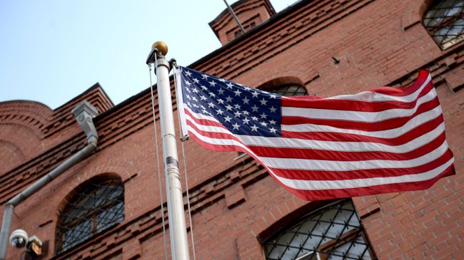 Флаг возле здания генерального консульства США в Екатеринбурге. Флаг возле здания генерального консульства США в Екатеринбурге.
