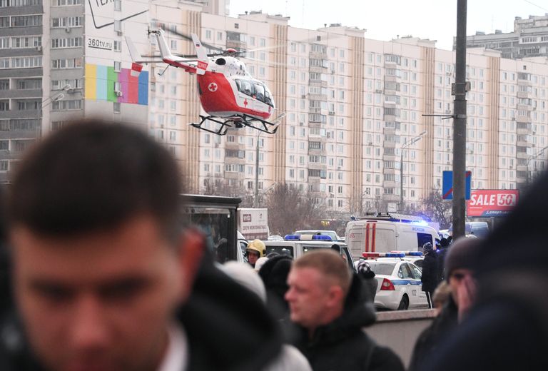 Вертолет экстренной медицинской помощи на месте происшествия в Москве Вертолет экстренной медицинской помощи на месте происшествия в Москве