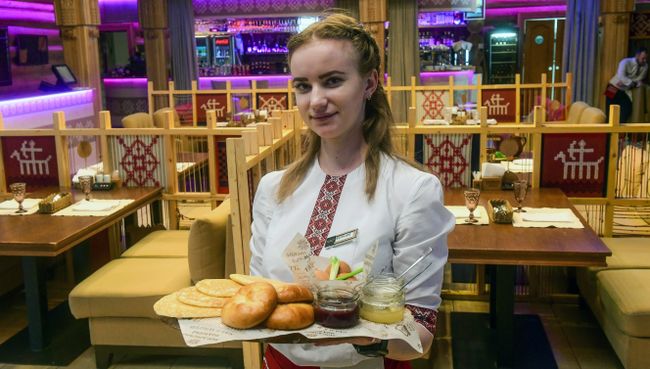 Официантка ресторана Мордовское подворье в Саранске