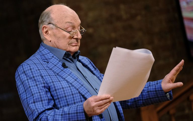 Писатель-сатирик Михаил Жванецкий на записи программы Дежурный по стране для эфира телеканала Россия. 2 апреля 2018