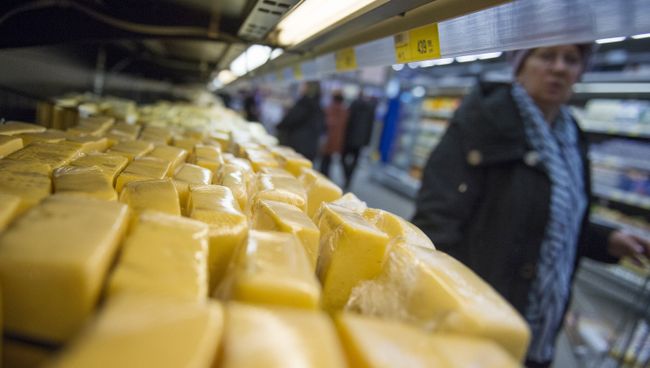Сырная продукция на прилавке магазина. Архивное фото Сырная продукция на прилавке магазина. Архивное фото