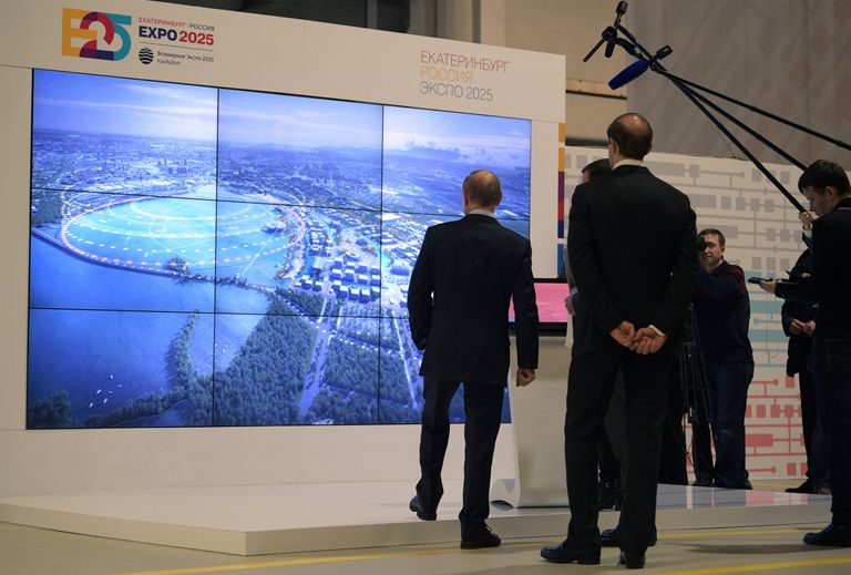 Президент РФ Владимир Путин во время осмотра презентации концепции наследия ЭКСПО-2025 в ходе рабочей поездки в Свердловскую область