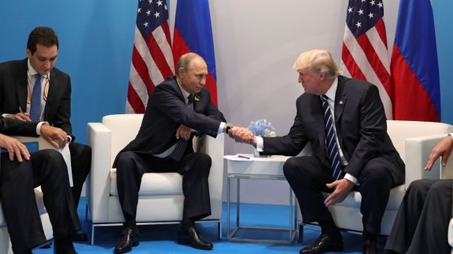 Владимир Путин и Дональд Трамп во время встречи Владимир Путин и Дональд Трамп во время встречи