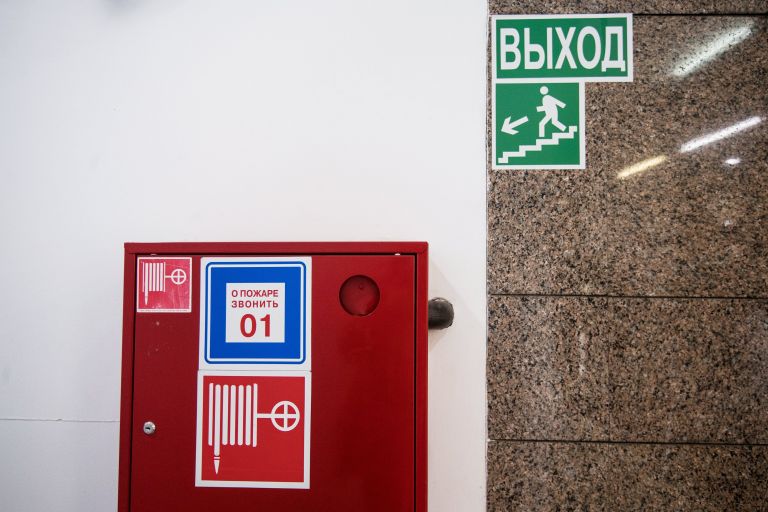 Пожарный шкаф и указатель направления эвакуации при пожаре в торговом центре